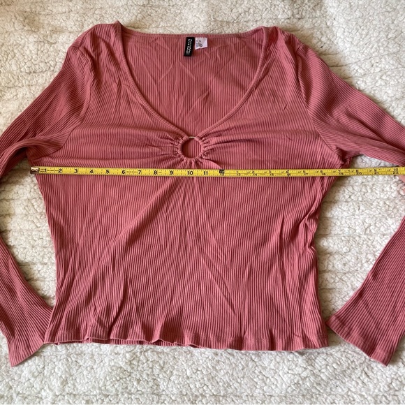 H&M Divided Dusty Rose Pink Long Sleeve Ribbed V Neck Circle Keyhole Top - Picture 6 of 7